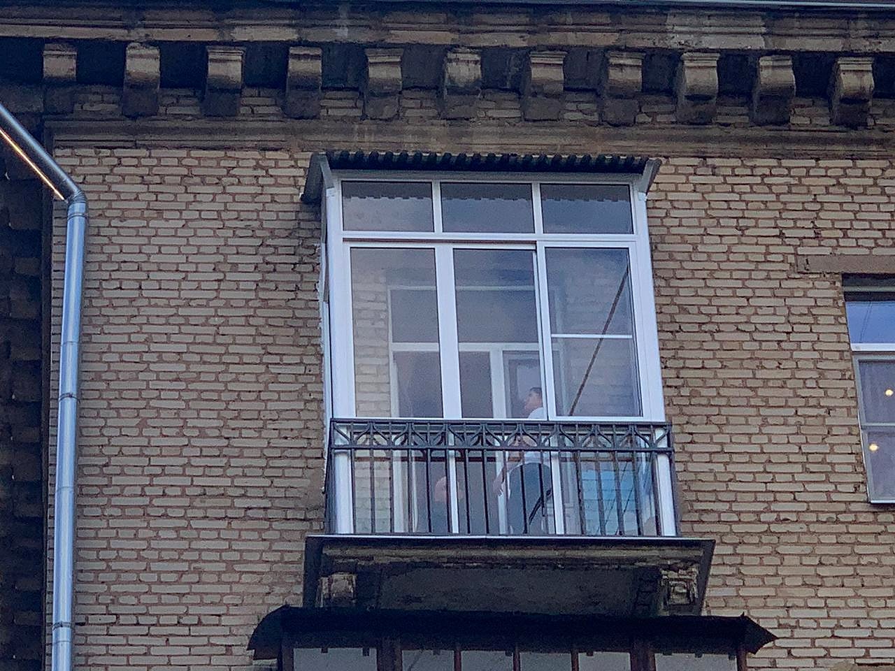 Остекление балкона с крышей
